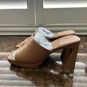 Jeffery Campbell Caviar Platform Slide Sandal
Size 9 Brand New Never Worn